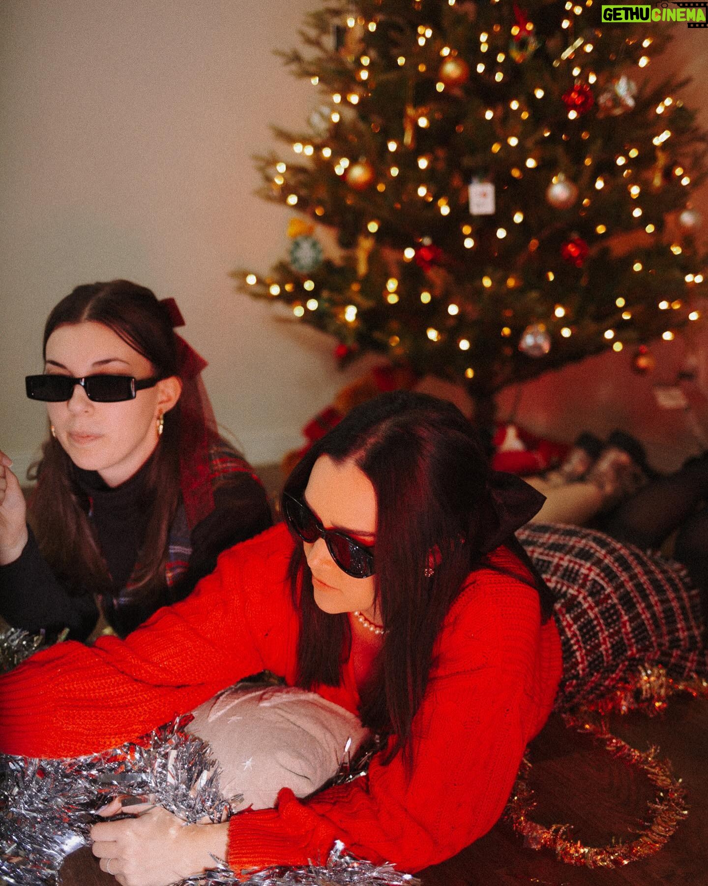 Megan Nicole Instagram - happy december🎄I took all of my old holiday singles and compiled them onto one album for you added a new acoustic version of We Wish You a Merry Christmas 🎁 go stream Songs Of Christmas Past! (and all my holiday songs because it’s officially time 🎅🏻)