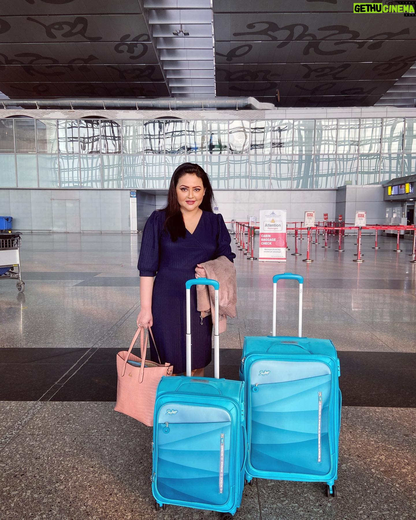 Megha Ghosh - 8K Likes - 𝗟𝗶𝗳𝗲 𝗶𝘀 𝗦𝗼 𝗨𝗻𝗽𝗿𝗲𝗱𝗶𝗰𝘁𝗮𝗯𝗹𝗲 & 𝗨𝗻𝗳𝗮𝗶𝗿. 𝗧𝗵𝗶𝘀 𝗣𝗶𝗰 𝗜 𝗖𝗹𝗶𝗰𝗸𝗲𝗱 𝗢𝗻 𝟮𝟯𝗿𝗱 𝗝𝗮𝗻𝘂𝗮𝗿𝘆, 𝘄𝘀 𝗧𝗿𝗮𝘃𝗲𝗹𝗶𝗻𝗴 𝘁𝗼 𝗠𝘂𝗺𝗯𝗮𝗶. 𝗕𝗮𝗯𝗮 𝗙𝗲𝗹𝗹 𝗦𝗶𝗰𝗸 𝗝𝘂𝘇 𝗔𝗳𝘁𝗲𝗿 𝟯 𝗗𝗮𝘆𝘀 & 𝗜 𝗖𝗮𝗺𝗲 𝗕𝗮𝗰𝗸 𝗼𝗻 𝟮𝟳𝘁𝗵 𝗝𝗮𝗻𝘂𝗮𝗿𝘆 𝗡𝗶𝗴𝗵𝘁. 𝗜 𝗗𝗶𝗻 𝗞𝗻𝗼𝘄 𝗡𝗲𝘅𝘁 𝗠𝗼𝗻𝘁𝗵 𝗢𝗻 𝗧𝗵𝗶𝘀 𝗦𝗮𝗺𝗲 𝗗𝗮𝘁𝗲 𝟮𝟮𝗻𝗱 & 𝟮𝟯𝗿𝗱 𝗙𝗲𝗯𝗿𝘂𝗮𝗿𝘆 𝗜𝘁 𝘄𝘂𝗱 𝗕𝗲 𝗠𝘆 𝗙𝗮𝘁𝗵𝗲𝗿’𝘀 𝗣𝗿𝗮𝘆𝗲𝗿𝘀!! 😞😞😞
𝗜𝗻 𝗧𝗵𝗶𝘀 𝗦𝗺𝗮𝗹𝗹 𝗦𝗽𝗮𝗻 𝗼𝗳 𝗧𝗶𝗺𝗲 𝗕𝗮𝗯𝗮 𝗙𝗲𝗹𝗹 𝗦𝗶𝗰𝗸, 𝗚𝗼𝗻𝗲 𝗧𝗼 𝗜𝗖𝗨, 𝗖𝗵𝗮𝗻𝗴𝗲𝗱 𝟯 𝗛𝗼𝘀𝗽𝗶𝘁𝗮𝗹𝘀, 𝗦𝘁𝗮𝘆𝗲𝗱 𝗔𝘁 𝗛𝗼𝗺𝗲 𝗳𝗼𝗿 𝗙𝗲𝘄 𝗗𝗮𝘆𝘀 & 𝗟𝗲𝗳𝘁 𝗨𝘀 𝗙𝗼𝗿𝗲𝘃𝗲𝗿!!! 𝗦𝘁𝗶𝗹𝗹 𝗜𝘁 𝗙𝗲𝗲𝗹𝘀 𝗟𝗶𝗸𝗲 𝗮 𝗕𝗮𝗱 𝗗𝗿𝗲𝗮𝗺. 𝗣𝗹𝘀 𝗧𝗲𝗹𝗹 𝗠𝗲 𝗘𝘃𝗲𝗿𝘆𝘁𝗵𝗶𝗻𝗴 𝘄𝘀 𝗮 𝗟𝗶𝗲𝗲𝗲𝗲𝗲 🙏.
𝗕𝗮𝗯𝗮 𝗪𝗮𝗻𝘁𝘀 𝗠𝗲 𝗧𝗼 𝗦𝘁𝗮𝗿𝘁 𝗠𝘆 𝗟𝗶𝗳𝗲 𝗙𝗿𝗼𝗺 𝗧𝗵𝗮𝘁 𝗔𝗶𝗿𝗽𝗼𝗿𝘁 𝗔𝗴𝗮𝗶𝗻………