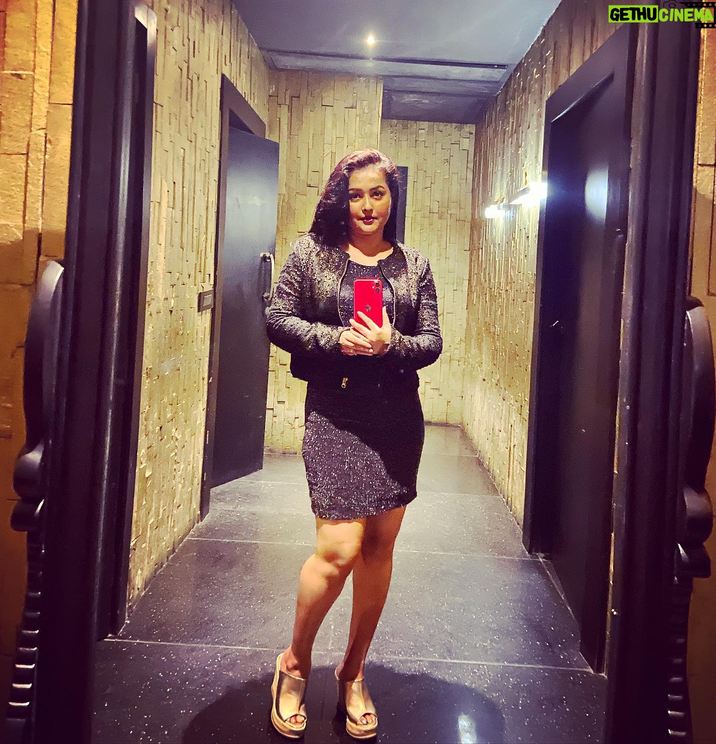 Megha Ghosh - 7.4K Likes - 𝗠𝗶𝗿𝗿𝗼𝗿 𝗦𝗲𝗹𝗳𝗶𝗲 𝟯!!🤳