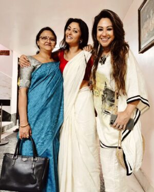 Megha Chowdhury Instagram - Meggzzyy..when I met you , you were a rough rapid..with every passing day you are evolving into a bubbling stream..I wish to witness all the transitioning  seasons of your life .. and I wish you always have the zest to face life as it unfolds for you.. and everytime I see you out doing yourself and embracing challenges, I feel proud. Very proud. I have immense love for you..my blessings will always be with you.. ( my craziness comes with it ) ! 
May you remain as hot and most importantly as humble forever.. 💫💌
The photograph of the three of us, is precious. You are so lucky ..Having a mother like her is such a gift. Please give her a biiig hug from me !
.
.
.
.
 #instapost #potd #1 #friendship #instagram #insgood #instafit #carouselpost #instamusic #chandreyeeghosh #official_chandreyee_ghosh