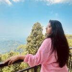 Megha Daw Instagram - The Mountain Therapy🩶 📸 @sengupta__raima 💫 #mountains #weather #meghadaw #pahad #instagood