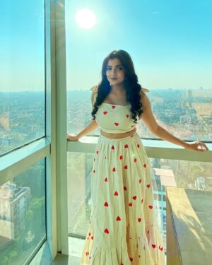 Megha Daw Instagram - This tune has my heart♥️💫

👗 @sampurna_dey_100 ✨
💄 @shahsumana ✨

#meghadaw #ootd #instagood