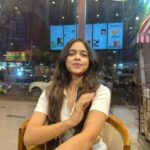 Megha Ray Instagram - 🌧️ ☕ = 🫶🏼 Garma garam samose with adarak wali chai... OHO HO 🫠 Chai date with mumma @sujata.ray.47 #monsoon #chailover #besttimeoftheyear