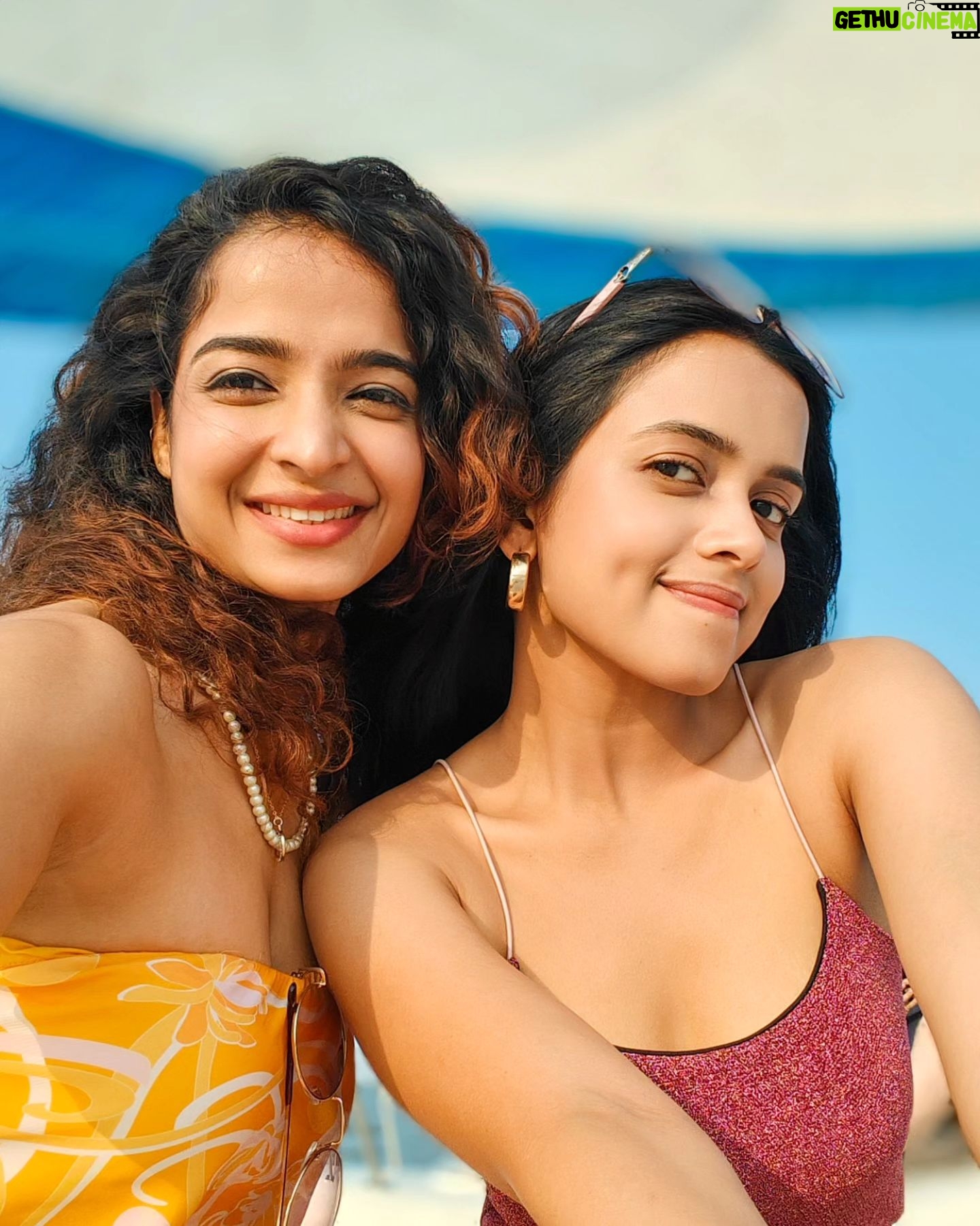 Megha Ray Instagram - And I looveeed the "Vaatavaran" of this yacht ⛵🌊 Mumbai is known for its seacoast and it is crazy how rarely we find the time to be there! Had a great evening letting the sea breeze wash away all my blues. Thanks to the star of the evening @berna_winenfood and always such a great time with my gorgeous girl @bhaktidmaniar ✨ #girlsdayout #yachtparty #sunset #sealovers #sunsetlovers #summerparty