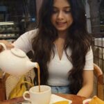 Megha Ray Instagram - 🌧️ ☕ = 🫶🏼 Garma garam samose with adarak wali chai... OHO HO 🫠 Chai date with mumma @sujata.ray.47 #monsoon #chailover #besttimeoftheyear