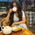 Megha Ray Instagram - 🌧️ ☕ = 🫶🏼 Garma garam samose with adarak wali chai... OHO HO 🫠 Chai date with mumma @sujata.ray.47 #monsoon #chailover #besttimeoftheyear