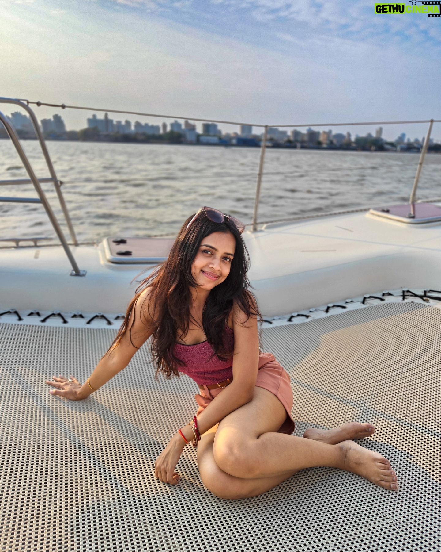 Megha Ray Instagram - And I looveeed the "Vaatavaran" of this yacht ⛵🌊 Mumbai is known for its seacoast and it is crazy how rarely we find the time to be there! Had a great evening letting the sea breeze wash away all my blues. Thanks to the star of the evening @berna_winenfood and always such a great time with my gorgeous girl @bhaktidmaniar ✨ #girlsdayout #yachtparty #sunset #sealovers #sunsetlovers #summerparty