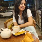 Megha Ray Instagram - 🌧️ ☕ = 🫶🏼 Garma garam samose with adarak wali chai... OHO HO 🫠 Chai date with mumma @sujata.ray.47 #monsoon #chailover #besttimeoftheyear