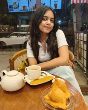 Megha Ray Instagram - 🌧️   ☕ = 🫶🏼

Garma garam samose with adarak wali chai... OHO HO 🫠

Chai date with mumma @sujata.ray.47 

#monsoon #chailover #besttimeoftheyear