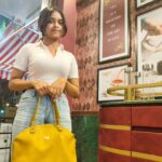 Megha Ray Instagram - 🌧️ ☕ = 🫶🏼 Garma garam samose with adarak wali chai... OHO HO 🫠 Chai date with mumma @sujata.ray.47 #monsoon #chailover #besttimeoftheyear