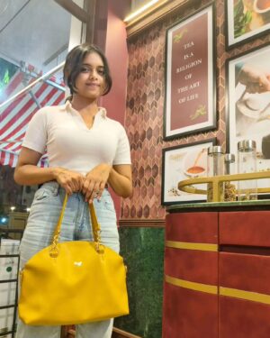 Megha Ray Instagram - 🌧️   ☕ = 🫶🏼

Garma garam samose with adarak wali chai... OHO HO 🫠

Chai date with mumma @sujata.ray.47 

#monsoon #chailover #besttimeoftheyear