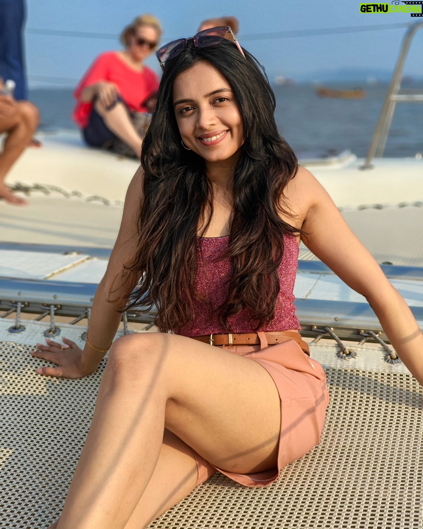 Megha Ray Instagram - And I looveeed the "Vaatavaran" of this yacht ⛵🌊 Mumbai is known for its seacoast and it is crazy how rarely we find the time to be there! Had a great evening letting the sea breeze wash away all my blues. Thanks to the star of the evening @berna_winenfood and always such a great time with my gorgeous girl @bhaktidmaniar ✨ #girlsdayout #yachtparty #sunset #sealovers #sunsetlovers #summerparty