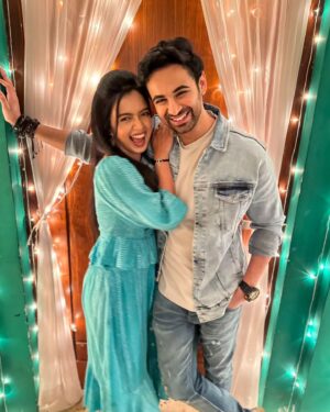 Megha Ray Instagram - The craziest bunch in the prettiest house and of course, the actual love of my life in the last picture.

@pulkitbangia @sadhwimajumder @alma_hussein28 

#SapnonKiChhalaang #BTS  #happypeople