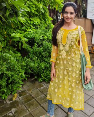 Megha Ray Instagram - Would love for this weather to continue all year long 🌿

Have a lovely rainy weekend!
Will go ahead and enjoy some more walks in the rain 💛

#monsoonlover #mumbairains #greenmumbai