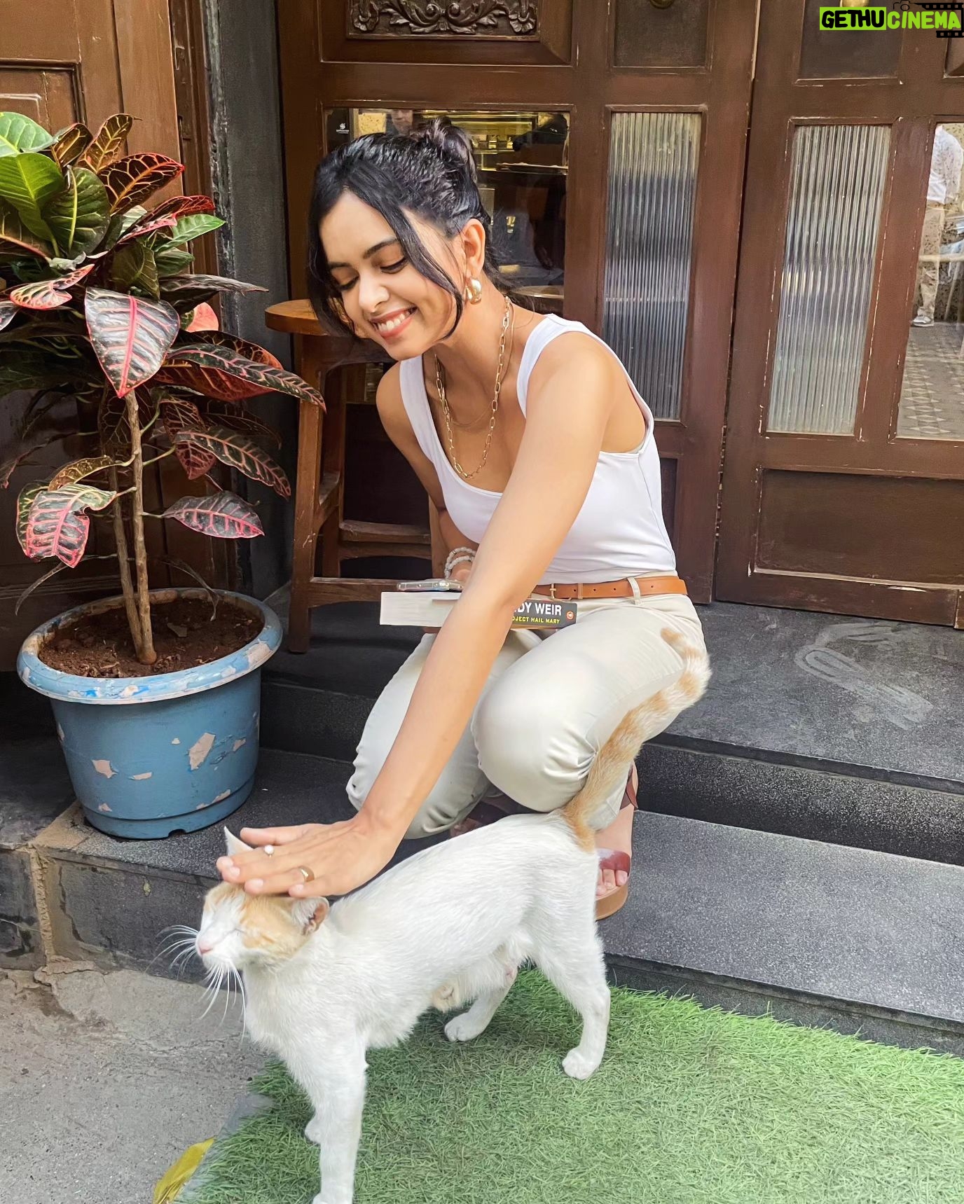 Megha Ray Instagram - A quaint café, great coffee, delicious french toast, cute cats, books, art and brilliant company - what could possibly go wrong? What a lovely afternoon I had with my loveliest @bhaktidmaniar 🤍 We just went with the flow :) I'm so glad my female friends make sure I have some pictures on a day out. #coffeeandbooks #cafelife #catsandcoffee lol.