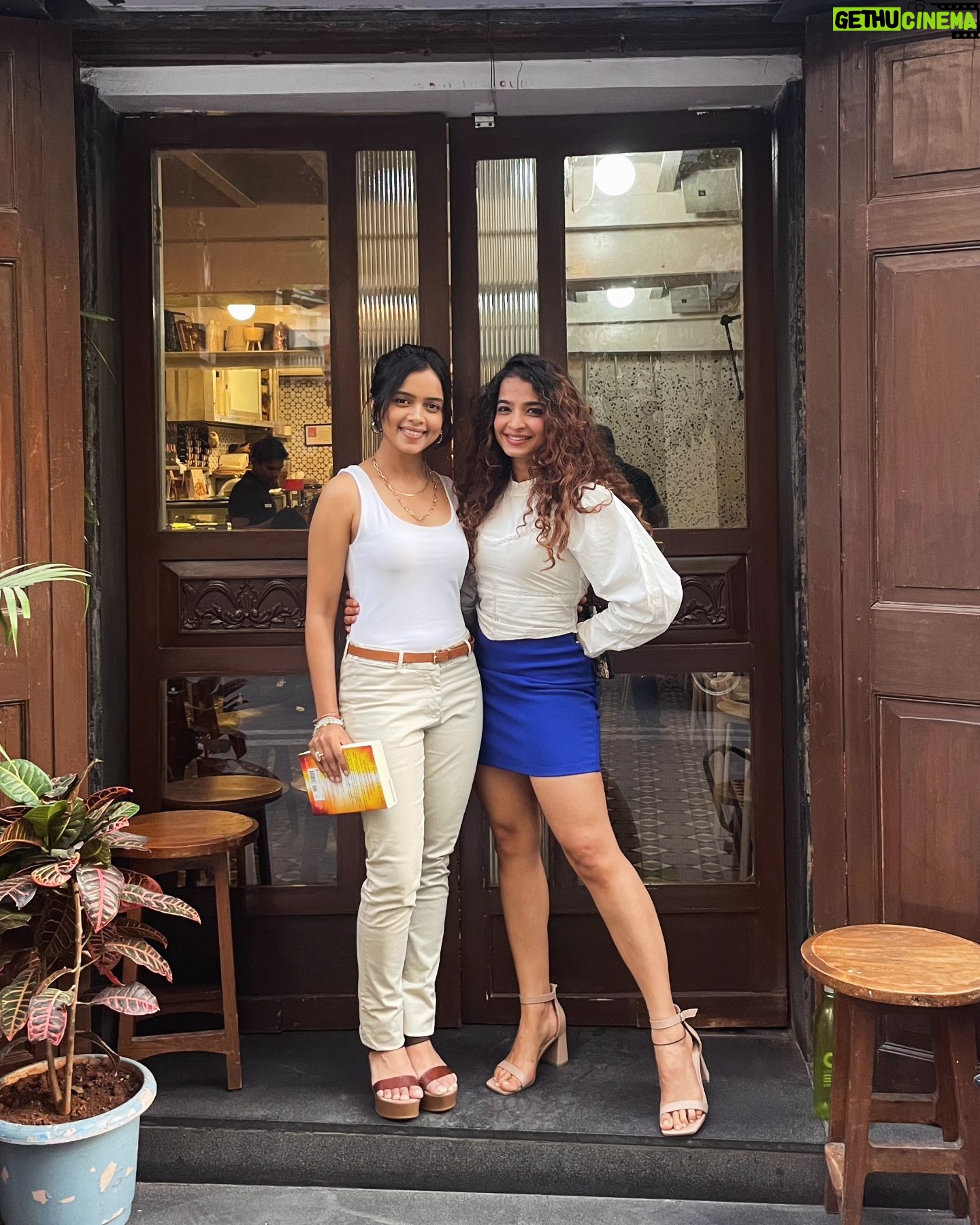 Megha Ray Instagram - A quaint café, great coffee, delicious french toast, cute cats, books, art and brilliant company - what could possibly go wrong? What a lovely afternoon I had with my loveliest @bhaktidmaniar 🤍 We just went with the flow :) I'm so glad my female friends make sure I have some pictures on a day out. #coffeeandbooks #cafelife #catsandcoffee lol.