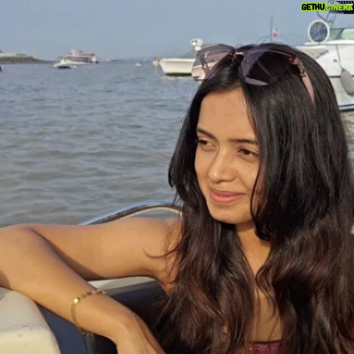 Megha Ray Instagram - And I looveeed the "Vaatavaran" of this yacht ⛵🌊 Mumbai is known for its seacoast and it is crazy how rarely we find the time to be there! Had a great evening letting the sea breeze wash away all my blues. Thanks to the star of the evening @berna_winenfood and always such a great time with my gorgeous girl @bhaktidmaniar ✨ #girlsdayout #yachtparty #sunset #sealovers #sunsetlovers #summerparty