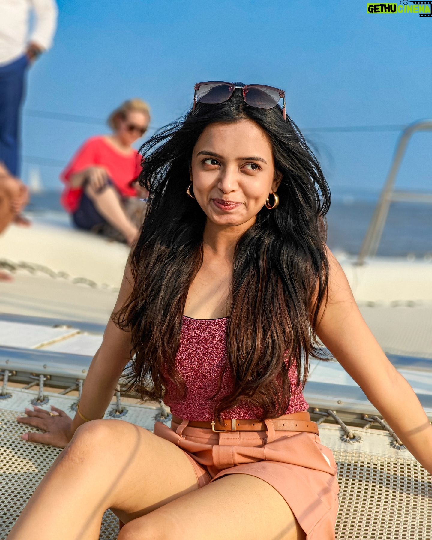 Megha Ray Instagram - And I looveeed the "Vaatavaran" of this yacht ⛵🌊 Mumbai is known for its seacoast and it is crazy how rarely we find the time to be there! Had a great evening letting the sea breeze wash away all my blues. Thanks to the star of the evening @berna_winenfood and always such a great time with my gorgeous girl @bhaktidmaniar ✨ #girlsdayout #yachtparty #sunset #sealovers #sunsetlovers #summerparty