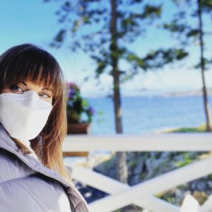 Meghan Ory Instagram - #happyearthday #islandlife #onset