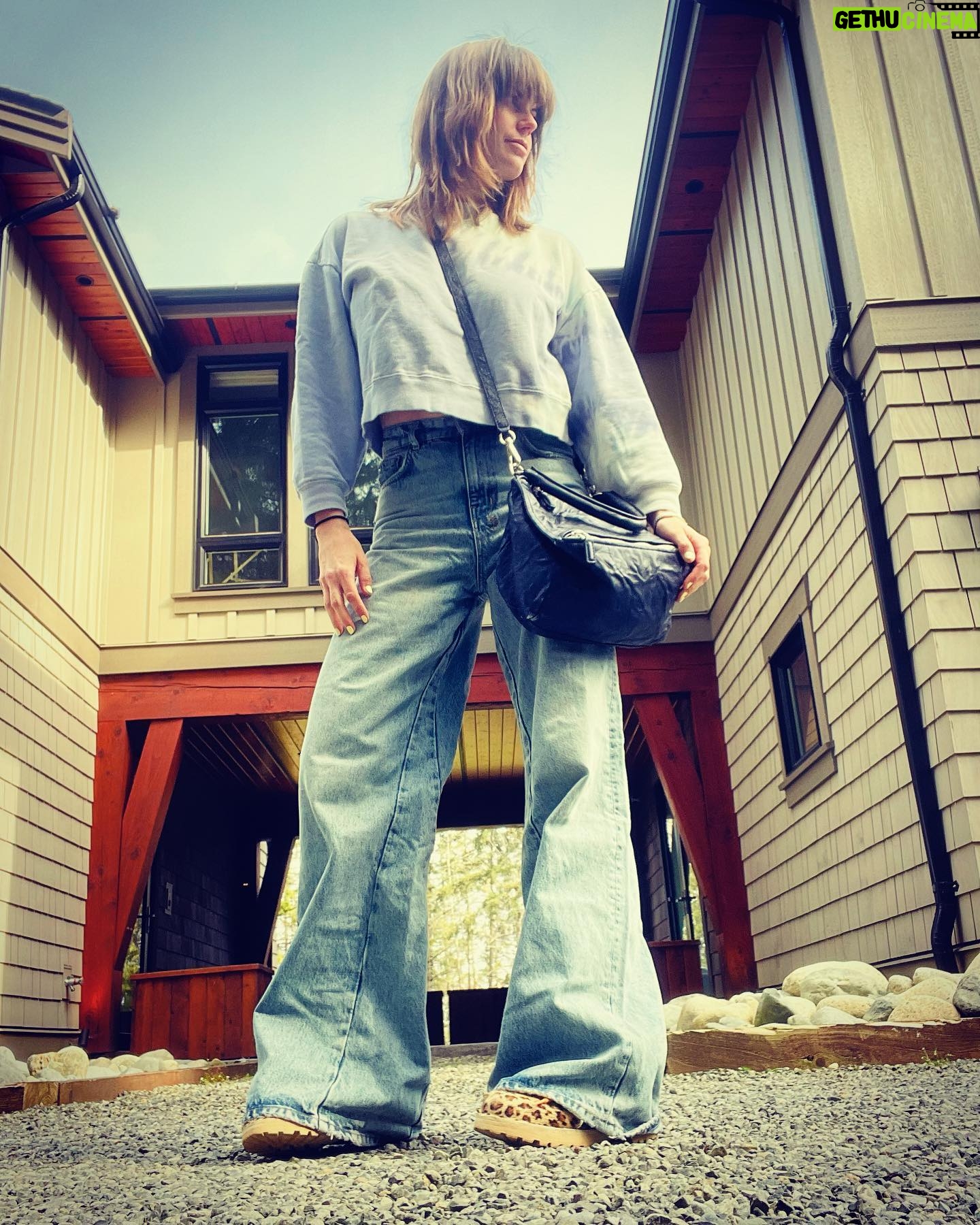 Meghan Ory Instagram - Thank you @michelleaddisonstyle for helping this momma get out of leggings! #jeans #givenchy @givenchyofficial @diemmefootwear