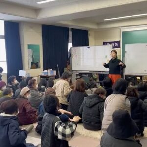 Megumi Instagram - 珠洲市の市長、副市長、NPOカタリバの皆様、金沢レインボープライドの皆様と連携をし、炊き出しと女性支援のため
珠洲市の飯田小学校、飯田高校、蛸島小学校へお邪魔しました。
こちらの避難所は（輪島、七尾など各所状況違います）
現在生活用品などの物資はいき届いていているようですが、
炊き出しはまだスタートしたばかりで、
最近まで、パンやおにぎりばかりを食べられていたそうです😢
（カップラーメンの物資が多すぎて余ったいるようでした）
またお水を自由に使えない事や、食べ物の偏りなどで、女性の皆さんは肌荒れで悩まれている方も沢山いらっしゃいました。
以上ののような話を事前に伺い、
化粧品のお届けと避難所で出来る運動や美容の講座
温かい食べ物の炊き出しをさせて頂きました。
皆さんの笑顔が垣間見れ、美容は、やはり気持ちを前向きにしてくれるツールだと改めて感じました。
またカタリバの皆さんは、いち早く現地入りされ、
避難所のお母さんと子供達の支援をずっとされています。
カタリバさんの活動チェック、寄付なども是非お願いします。

また今回お世話になった　@goncierge さんは、
民間の方の人道支援、物資の受け入れサイトをいち早く制作してくれましたので、こちらも合わせて
サイトを見て頂けたら嬉しいです。
今回一緒に動いてくれた皆さんありがとうございました！
また２つ返事で支援物資の提供をして下さった
ブランドの皆さんありがとうございました。
皆さん本当に喜んでいました。

この活動は暫く続けますので、物資提供可能なブランドさんは私の事務所kickyまでメール頂けましたら助かります。

石川の皆さん、復興まで応援します！
また伺います☺️🙏　

#ルルルンパック
#イングリウッド
#LION
#ESTEE LAUDER
#trilogy
#PEACHJOHN
#DUO
#ARIGATO
#kose
#environ
#meeth
#revi
#RebyReinest
#Medicube
#nerorharb
#BIODERMA
#Forganics
#kiyomekou
#maroa
#モイストルーツ
#mimoret 
#malebranche

↑他企業の皆様支援物資のご協力ありがとうございます