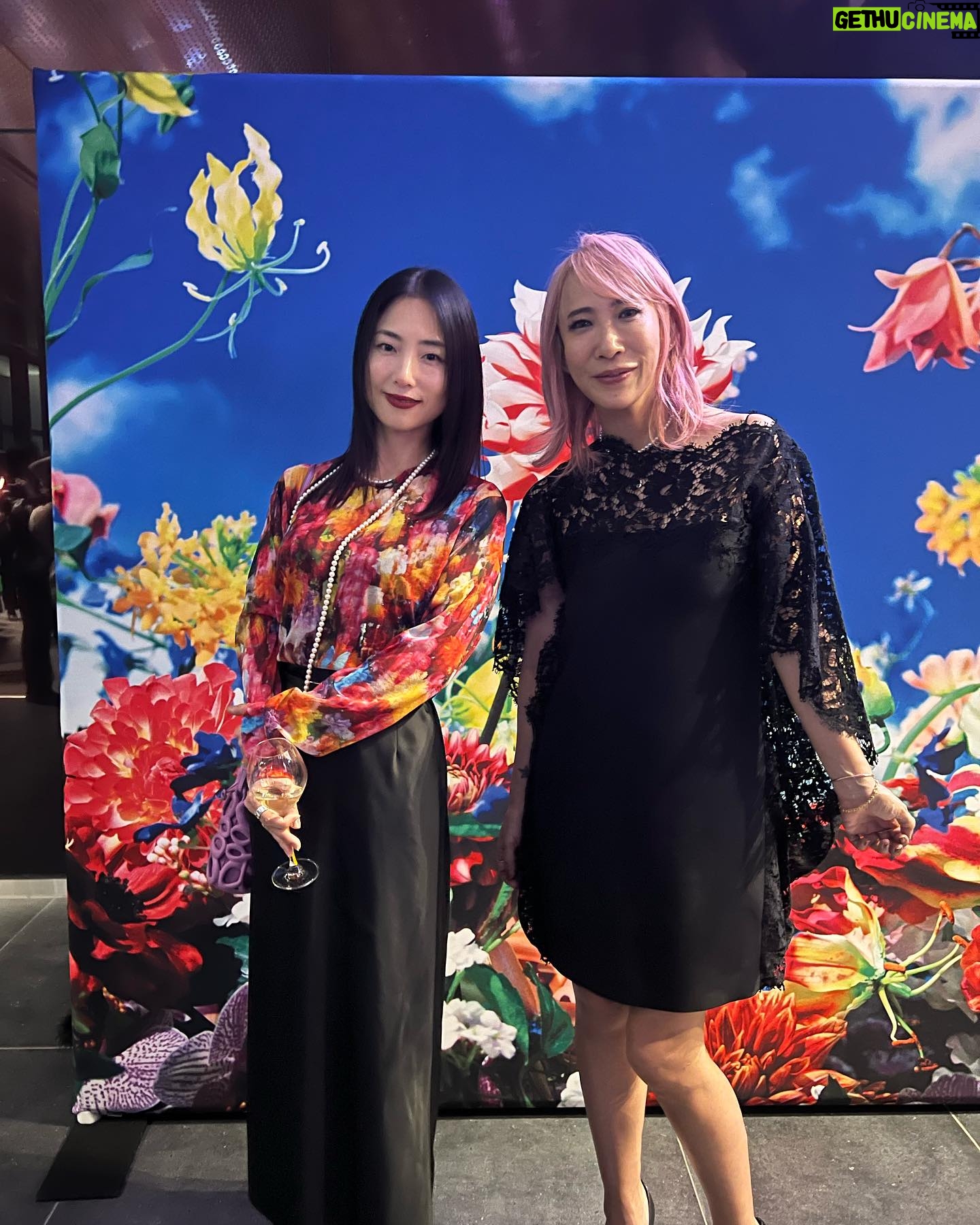 Megumi Instagram - 昨夜は蜷川実花さんの個展 「蜷川実花展 Eternity in a Moment 瞬きの中の永遠」 に、お邪魔しました。 実花さんが常々仰っている、どんな時でも世界は美しい という言葉を改めて噛み締めた時間でした。 圧倒的なスケールと世界観で、これを形にしたチームの 皆さんのプロセスを考えるとホント泣けます! 実花さん本当すごいです! いつもカッコいい姿見せてくれて ありがとうございます🥹気合い入りました🔥 本当に素晴らしい個展です。是非行ってみてねー。 今日からスタートです。 #蜷川実花展eim #百万色の桃源郷へ #TOKYONODE