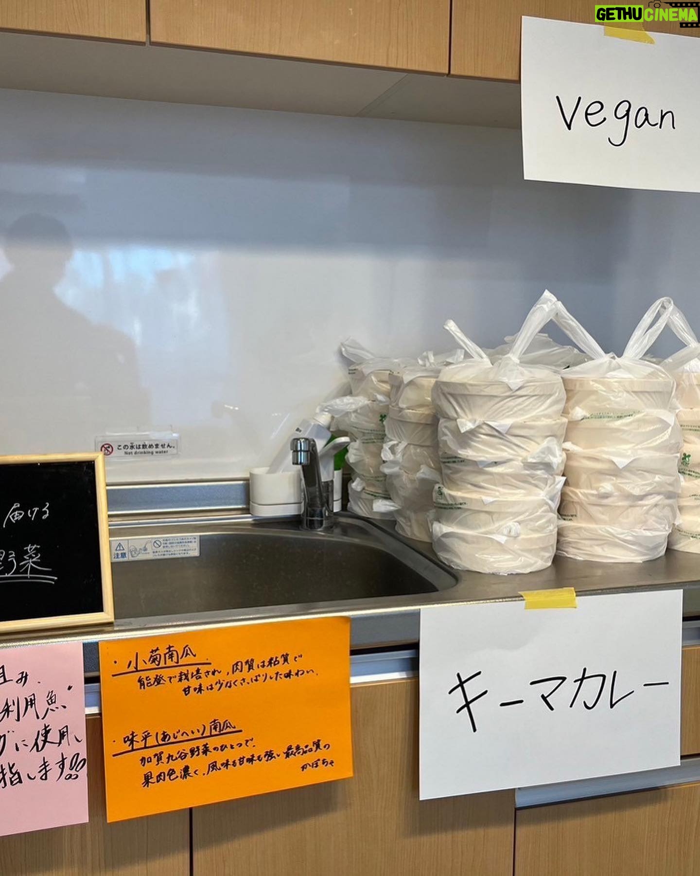Megumi Instagram - ドラマ「くすぶり女とすん止め女」最終回までご覧頂きありがとうございました。 嬉しいお言葉を頂き本当に感激しております🥹 さてさて今回の撮影現場は大変 タイトスケジュールの中行われました。 そんな毎日頑張っているスタッフさんには、美味しくて、温かい 身体に優しい食事を食べて貰いたいと考えていました。 そして地球環境も考え、 形が良くないだけで、破棄されてしまう食材を提供して頂き、 美味しいケータリングやお弁当を作って頂きました。 今回のこの活動にご協力頂きました業者の皆様本当にありがとうございました🙏 皆様のおかげで、ドラマの現場にも、こんな素敵な食事を届ける事ができました!感謝です 🌹🙏 Thankyo all🙏🙏 八百屋まりの @marino_yaoya あべよしこのおうちごはん @abeyoshikono_ouchigohan こめる @comer_2020 キッチンたんぽぽ @kitchen_tanpopo910 薄井青果 @usuiseika 那珂川キッチン @nakagawakitchen 博多華味鳥 @torizenfoods.873 五島うどん @mcb_in_official
