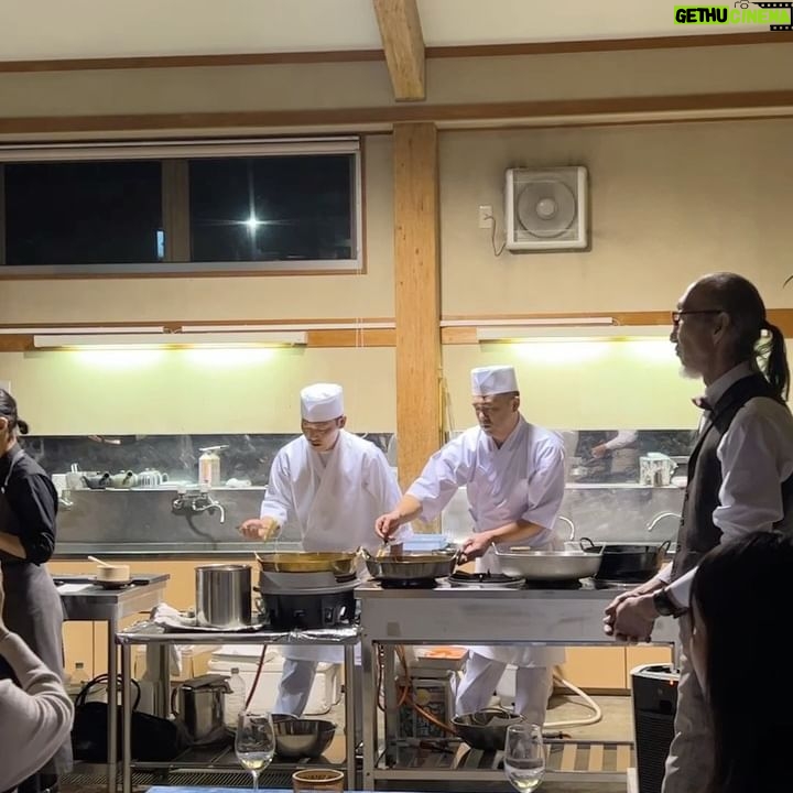 Megumi Instagram - 私達 @rice_entertainments が手掛けるプロジェクト #komerugroumetandculturetour の第3段を行いました。 今回はスペシャルバージョン! ミシュランシェフ達がこぞって指名する静岡にある 前田サスエ魚店さんの店主である前田さんを追った ドキュメンタリーを木村太一監督に撮って頂き、 その作品をお客様に観て頂いた後、 実際に前田さんのお魚使った料理を食べて頂きました。 今回参加して下さったシェフの皆さんは、前田ファミリーと言われている、大人気店の方達です。 夢のような初コラボが実現し、素晴らしいディナーを手がけてくださいました。 今回は新しい食体験が実現たのではないかと思います✨ 参加してくださったお客様、お手伝い頂いた皆様、 前田さん、シェフの皆様、木村太一監督。 本当にありがとうございました🙏 映像も素晴らしい物となりましたので、是非観て頂きたいです。 公開はまたお知らせします💎