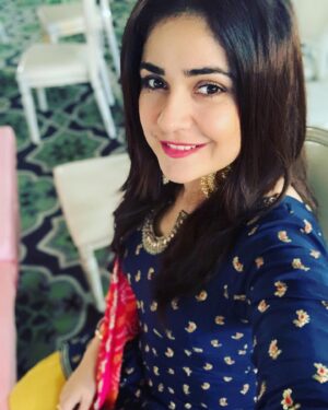 Meher Vij Instagram - Logon ne kaha bohot badal gaye ho tum, maine muskura kar kaha....logon ke hisaab se jeena chor diya hai maine

लोगों ने कहा बहुत बदल गएहो तुम
मैंने मुस्करा कर कहा
लोगों के हिसाबसे जीना छोर दिया है मैंने। 
. #kokodiaries 💖💖💖
