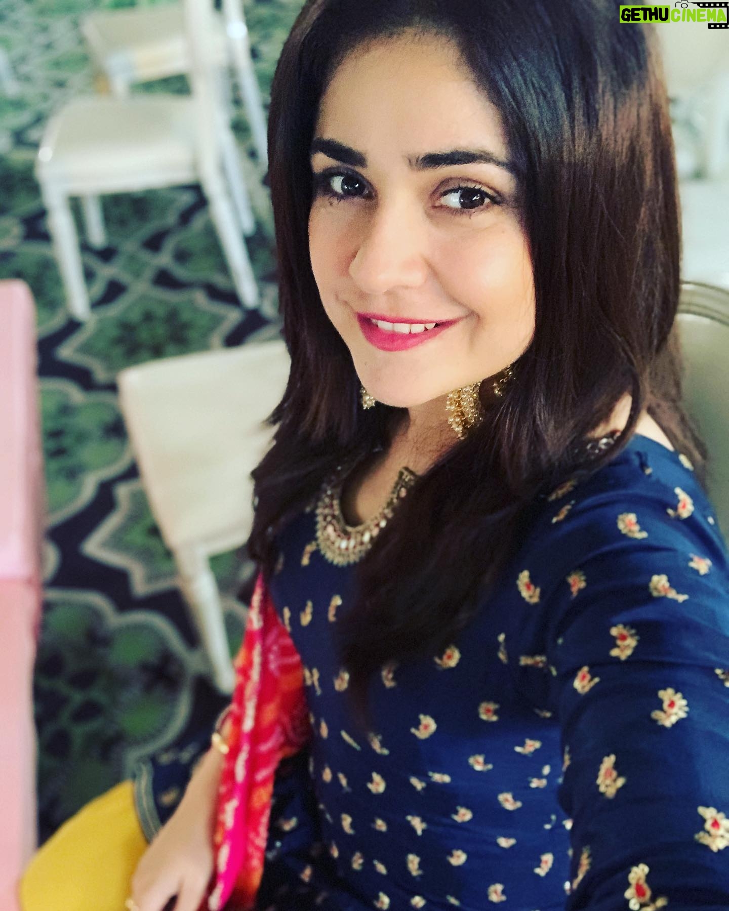 Meher Vij - 9.6K Likes - Logon ne kaha bohot badal gaye ho tum, maine muskura kar kaha....logon ke hisaab se jeena chor diya hai maine
लोगों ने कहा बहुत बदल गएहो तुम
मैंने मुस्करा कर कहा
लोगों के हिसाबसे जीना छोर दिया है मैंने।
. #kokodiaries 💖💖💖