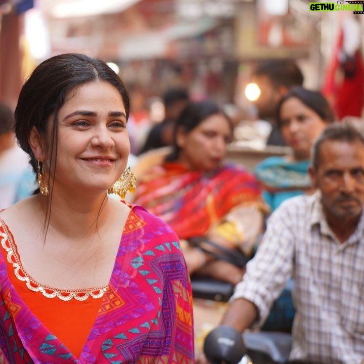 Meher Vij Instagram - Anjaan hu main bheed mein toh kya, khaas rahu khud ke liye yahi kaafi hai…🧡💖