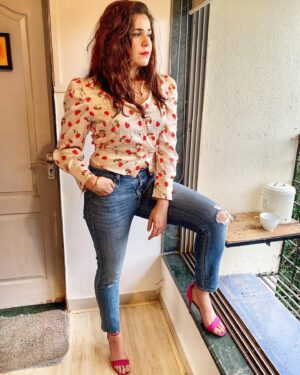 Meher Vij Instagram - Thank you for making my birthday in this time of lockdown very special by sending so many wishes and blessings - love u all 🌹🌹❤️❤️
HAAPY WALA BIRTHDAY TO ME 😇
#kokodiaries #mehervij