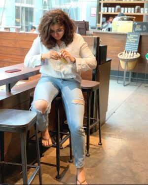 Meher Vij Instagram - Guess what I am opening ?and where I am sitting 💕💕✌️
#throwbackthursday #live #love #kokodiaries