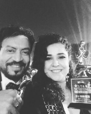 Meher Vij Instagram - Glad I found this picture— ❤️
As a passionate artist I shall always remember u for inspiring me and lot of us in many ways - - 
#memories #specialmoments #glory #restinpeace #mehervij #starscreenawards2017 #irfankhan #legend #cinema #bollywood #salute #missing #rip #kokodiaries