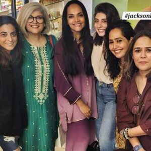 Mehreen Jabbar Instagram - The women of the ‘Jackson Heights’ TV series reunite as a group after 10 years.  Director of Photography @naushero Assistant Directors @imaanzkhan @zarmeenali and of course the leading women @therealmarinakhan and @aaminasheikh  #jacksonheights #tvseries
