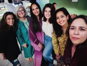 Mehreen Jabbar Instagram - The women of the ‘Jackson Heights’ TV series reunite as a group after 10 years.  Director of Photography @naushero Assistant Directors @imaanzkhan @zarmeenali and of course the leading women @therealmarinakhan and @aaminasheikh  #jacksonheights #tvseries