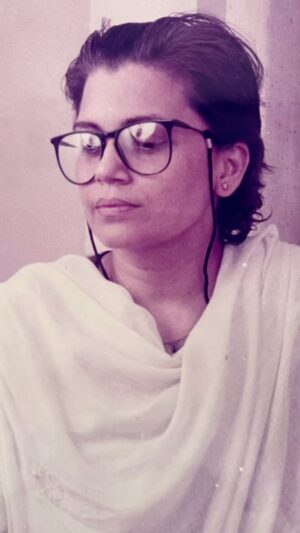 Mehreen Jabbar Instagram - Ab Tum Ja Saktey Ho , my first telefilm on air. Shot many many years ago with the beautiful and incredible, late Khalida Riyasat and the newbies of the time @saeedhumayun and @thesaniasaeed 😀 Adapted from a story by Khadija Mastoor by Mansoor Mani.  Director of photography is Tanveer Malik with whom I collaborated all of the 90’s.