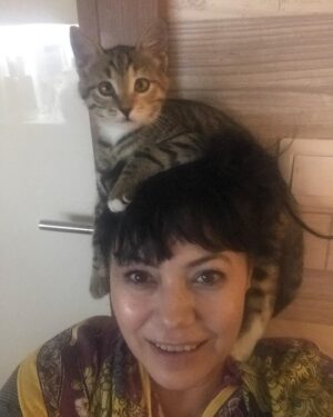 Mehtap Bayri Instagram - Yol arkadaşımı kaybettim.. en yaslı zamanımda beni hayata bağlayan can dostumu kaybettim.. her zaman beni güldüren ,eğlendiren oyun arkadaşım canım parisim çokk üzgünümm .. sen hayatımda tanıdığım en iyi kalpli en zeki en candan kediydin sen benim canımdın.. şimdi melek oldun  sensizlik çok zor , seni çok özlüyorum gidişin kalbimi dağladı.. seni çokk çokk seviyorum .. bana yaşattığın tüm duygular için sana çok teşekkür ederim . Babamı bul mehtap la çok eğlendik daha iyi onu merak etme de .. benim için sarıl babama .. çokk çokk seviyorum babamı seni parisim.. #yaşarbayri #paris