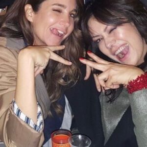 Mehtap Bayri Instagram - Benim biricik dostum,kardeşim,canımın içi doğduğun gün kutlu mutlu olsun. O güzel kalbinden ne geçiyosa kolaylıkla olsun🙏🏼 gülmelerin en yakıştığı canım rojdam hep mutlu ol .muhteşem yolculuklarımız ,sohbetlerimiz,dertleşmelerimiz,keyfimiz ,eğlencemizzz  hep çoğalsın🙏🏼 seninle yollar hep en güzel gökkuşağına çıkar, seninle sohbet hep dünyanın en güzel çiçeklerini açtırır, seninle dostluk çağlaya ların coşkusuyla hep en büyük güveni yaşatır . Benim güzeller güzelim iyi doğdun iyi ki varsın seniiiiii dünyalar kadar çokkk seviyorumm🙏🏼❤️❤️❤️🎈🎈🎈🎂🎂🎂❤️❤️❤️ @rojdademirer__  #rojdademirer  #happybirthday