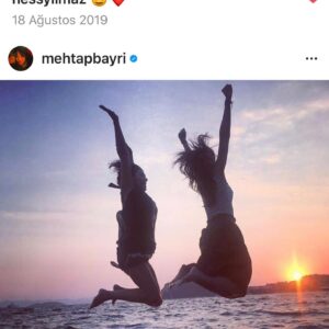 Mehtap Bayri Instagram - Hayatımın ahengi kalbimin en kıymetlisi canım dostum,kardeşim her şeyim doğmuş iyi ki🙏🏼🙏🏼 gülüşünden dünya çağlayan, bakışından gökkuşağı gibi saran her anımın şahane dostu güzeller güzeli rojdam kalbi şahanem iyi ki varsın çokkk çokkkk seviyorum seni dünyalar kadarrr 🙏🏼🧿❤️❤️🙏🏼 @rojdademirer__  #rojdademirer