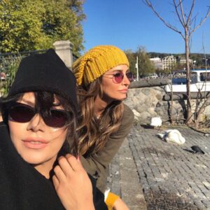 Mehtap Bayri Instagram - Canım rojdam  güzel dostum kalbi şahanem iyi ki iyi ki varsın 🙏🏼 hayat sana istediklerini her zaman güzellikle sunsun ne diliyosan canım dostum 🙏🏼 paris bakışlım kıymetlim çok çokkkk seviyorum seniiii çok🙏🏼❤️❤️❤️❤️🌸❤️❤️❤️ #happybirthday  #mybestfriend #can #dost @rojdademirer__ 💗