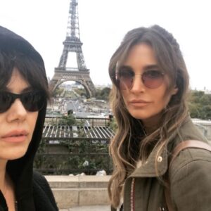 Mehtap Bayri Instagram - Canım rojdam  güzel dostum kalbi şahanem iyi ki iyi ki varsın 🙏🏼 hayat sana istediklerini her zaman güzellikle sunsun ne diliyosan canım dostum 🙏🏼 paris bakışlım kıymetlim çok çokkkk seviyorum seniiii çok🙏🏼❤️❤️❤️❤️🌸❤️❤️❤️ #happybirthday  #mybestfriend #can #dost @rojdademirer__ 💗
