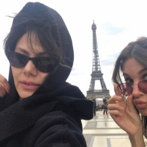 Mehtap Bayri Instagram - Canım rojdam  güzel dostum kalbi şahanem iyi ki iyi ki varsın 🙏🏼 hayat sana istediklerini her zaman güzellikle sunsun ne diliyosan canım dostum 🙏🏼 paris bakışlım kıymetlim çok çokkkk seviyorum seniiii çok🙏🏼❤️❤️❤️❤️🌸❤️❤️❤️ #happybirthday  #mybestfriend #can #dost @rojdademirer__ 💗