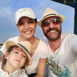 Mehtap Bayri Instagram - Canım Timurum canım dostum iyi ki doğdun 🧿🎉🎂🎊🙏🏼🙏🏼 dostluğun şahane kalbin hayata bakışın o güzel enerjin o adam gibi adam insan gibi insan oluşun ne güzel  iyi ki varsın iyi ki🙏🏼 seni çokkk seviyorum ♥️♥️ her şey gönlünce olsun 🙏🏼🧿 @timuracar @edaozerkan #elizkızımız