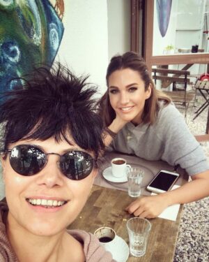 Mehtap Bayri Instagram - Ohhh bee kavuştukkk rojdam la 🙏🏼🌸💗🌸 @rojdademirer__  #dost #istanbul
