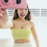 Mei Ho Instagram - WAVE SHINE挺波衣品牌大使 女孩們是不是還在擔心夏天想穿涼快點，又擔心內衣露出來不好看？貼nubra皮膚敏感紅癢呢？ #WaveShine 全新 #WaveShine挺波衣 系列，不只是BRA TOP更是一件就能出門的 #美波神器 ，有細肩帶、平口、削肩背心、短袖、洋裝，各種款式都有內建 #獨家專利胸墊 穿上立刻「挺．穩．大」 不管單穿還是內搭都能正面集中、側面渾圓。面料柔軟又有高彈性，胸下圍包整圈鬆緊織帶真的安全感十足，長時間都能支撐穩定不跑杯。下厚漸薄的獨家專利胸墊穿上罩杯立刻升級2Cup！而且有分飽滿型胸墊和薄杯胸墊 #小胸救星大胸安心 可以依不同穿著習慣隨意更換🤍 🥑我最喜歡酪梨奶昔顏色的平口 單穿下身配針織裙就有滿滿的海島感 想時髦俐落的話就搭個西裝外套輕鬆出門！ 挺波衣系列官網以及門市都開賣了！ 杏色繞脖款和藍色削肩款是4/9上市的新品，希望女孩們都能穿上自信 #讓美麗變簡單 即日起到5/1 輸入折扣碼「HOMEI0416」就可以享有消費滿$1,500現折$150的優惠。 #內建胸墊挺穩大 #美波第一品牌 #WaveShine挺波衣挺一波 @wave_shine