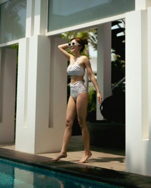 Mei Ho Instagram - 🇹🇭🌴

邁入三十後感受到一切自在從容
褪去了勉強和不自信

思考過來自原生家庭和社會環境的影響
為了要「懂事」而委屈
為了要「圓融」忍氣吞聲

你可能和以前的我一樣
會在面對衝突時選擇不說話
累積內耗再自我爆炸

這些年練習學會「說出自己的想法」之後
不預設可能會面對的衝突
說出自己的想法解決問題就會變得輕鬆

人生就像一場遊戲
誰能玩得最盡興而已

所以我們在泰國玩得很開心💋
Thank you AirAsia @flyairasia.th 

#沒有圖文不符吧 
#這樣轉會太硬嗎
#活得自在可可愛愛 

Bikini @wave_shine
Photo by @c_lander
