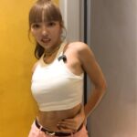 Mei Ho Instagram - 經紀人問我能不能 #反手摸肚臍 竟然可以耶!!!𐤔(◍´͈ ᵕ `͈ ◍)𐤔 @wave_shine 挺波衣品牌大使 很突然的置入挺波衣BraTop背心 有夠好穿！姐妹們請全包色！ #危險動作請勿模仿