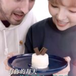 Mei Ho Instagram - 🤎 戀愛的最佳組合你會想到什麼？ 我會想到草莓🍓和巧克力🍫 還有一次在7-11的草莓季櫃前 因為太選擇障礙 最後把所有巧克力都買回家 冬天吃巧克力真的會讓人感到幸福呀！ 大學時期情人節還有【巧克力傳情】的活動 難怪告白的成功機率都特別高😳❤️ KitKat 冬天草莓季限定販售的【草莓可可布朗尼】把最佳組合搭在一起！真的太莓好！ 超有層次的酸甜草莓，還有一點萊姆酒清香，搭配濃郁巧克力，咬下內層威化餅酥酥脆脆的吃起來超過癮！原本是日本季節限定口味，現在台灣也吃得到了！🤎7-11 、全聯都可以買到，全聯特價單包129元！ 我最喜歡KitKat獨立小包裝的設計，Cody最喜歡寫紙條，藏在我工作的包包裡，KitKat的小包裝背面也可以寫字，適合給家人朋友或另一半甜甜的小驚喜。這個設計真的很貼心，因為我很常東西吃不完，小包裝份量剛剛好，想吃就再開一個，還不怕吃沾手，放口袋裡還能隨時補充能量。聚會開會帶個一包分給大家吃 ，隨時隨地都有幸福感。 KitKat 在日本也有送考生【祈禱考運順利】的流行，因為KitKat和九州方言的發音聽起來像「一定會贏！」不只情人節送KitKat告白能成功，考試也要KitKat！事業愛情都順利！ #KitKat #KitKat巧克力 #輕鬆一刻KitKat時刻 #KitKat草莓可可布朗尼 #感謝KitKat贊助播出