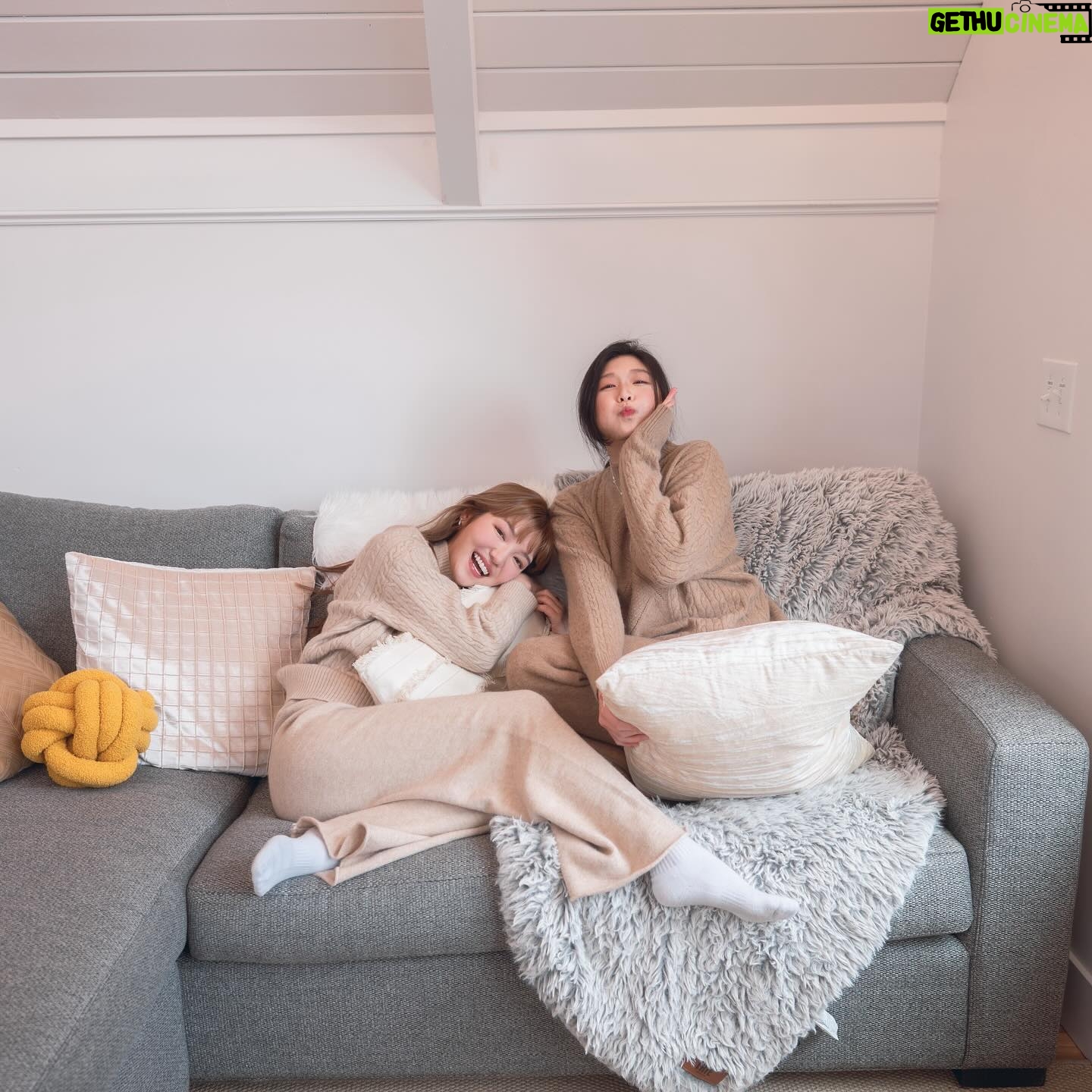 Mei Ho Instagram - Sleep over pillow fights with @_laura_y_c Airbnb @aretreatonflowinglake Photographer @joeychi.dng 剛認識的時候 發現我們有同一套愛迪達套裝 這次在美國旅行再買一套姊妹裝 在這什麼都要加稅 刷完卡後我們偷偷用中文說:「手工毛衣好貴噢..」 :「對啊..我們怎麼那麼衝動」 Cody聽得懂中文「好貴」一直笑我們買了又抱怨 哈哈哈哈哈哈哈算了啦當買一個回憶嘛˶>ᗜ<˵